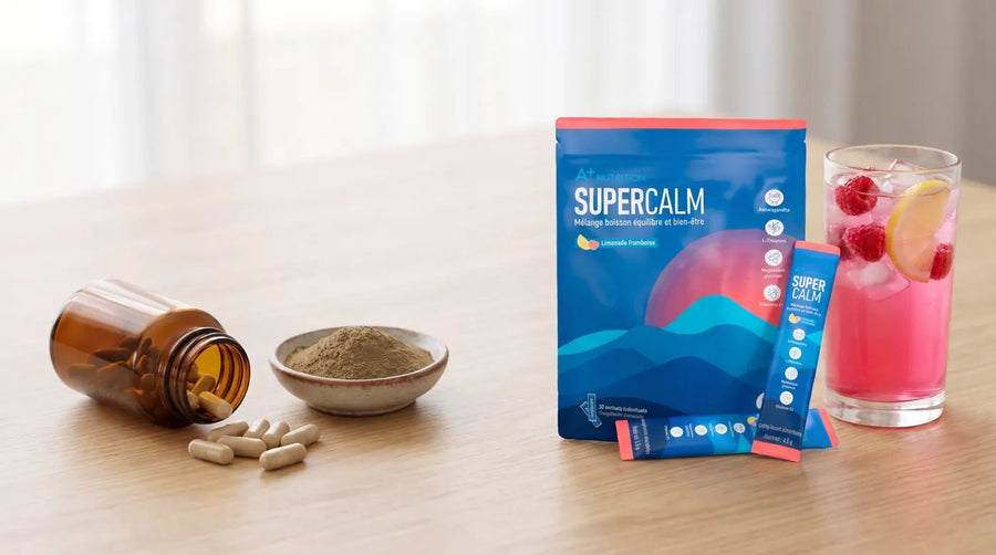 Gélules d'ashwagandha à côté de la boisson SuperCalm